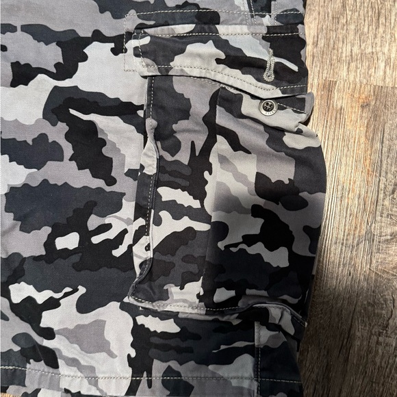 Levi's Men’s black & gray camouflage cargo shorts size 38 - Picture 2 of 12